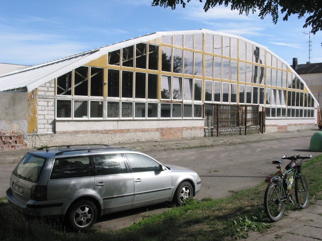 Hala hangaru poniemieckiego lotniska Stolp – West podczas remontu