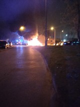 Nocny pożar trzech samochodów na radomskim Gołębowie