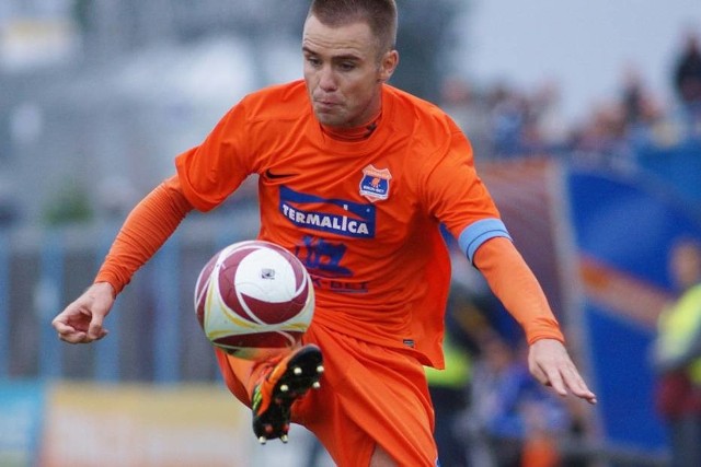 33-letni Karol Piątek koszulkę drużyny z Niecieczy zakładał w latach 2010-2014. Teraz gra w IV lidze.