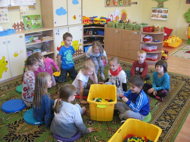 Dzieci z oddziałów przedszkolnych działających przy gminnych podstawówkach (na zdjęciu maluchy z SP w Rudzie) mogą bawić się nowymi zabawkami i uczyć się, korzystając z nowoczesnego sprzętu.