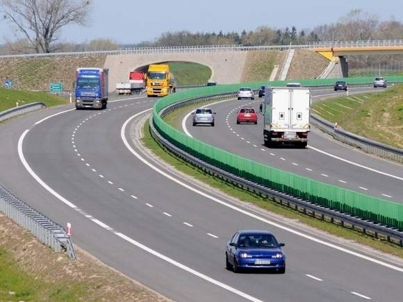 W pobliżu Świebodzina krzyżują się dwa ważne szlaki komunikacyjne: autostrada A2 i droga S3.