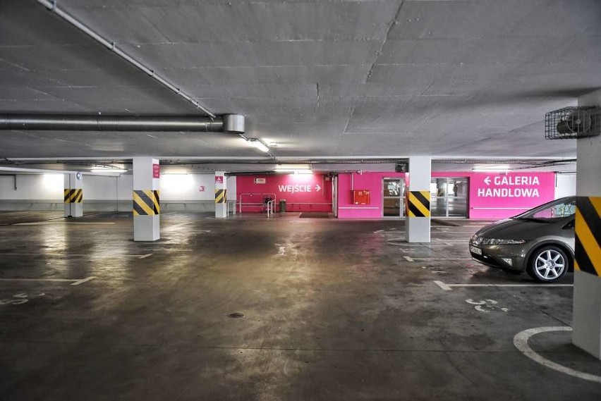 Tak wyglądały parkingi przed centrami handlowymi w...