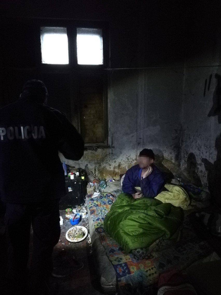 Kraków. Bezdomni śpią w tragicznych warunkach. Policja reaguje [ZDJĘCIA]