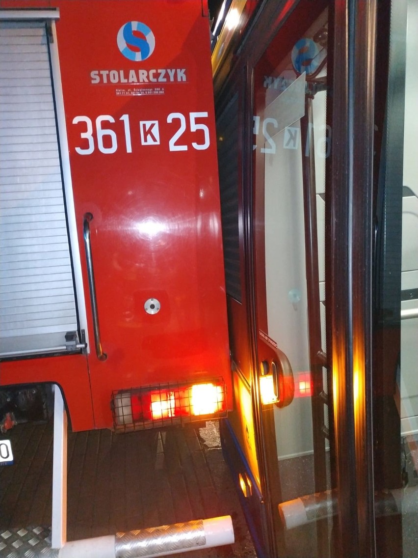 Tarnów. Autobus miejski wjechał w wóz strażacki podczas akcji ratowania młodego mężczyzny przy Wątoku