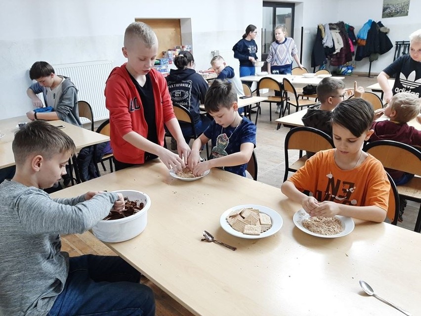 Ferie w Borzytuchomiu. Zajęcia kulinarne i plastyczne (zdjęcia)