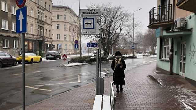 Mieszkańcy Przedmieścia Oławskiego skarżą się, że mimo machania z zewnątrz lub wciskania przycisku „STOP” w środku autobusu, kierowcy ignorują prośbę i jadą dalej.