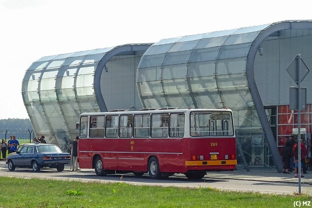 Stary terminal lotniska w Radomiu i ściągnięte na potrzeby filmu stare pojazdy.