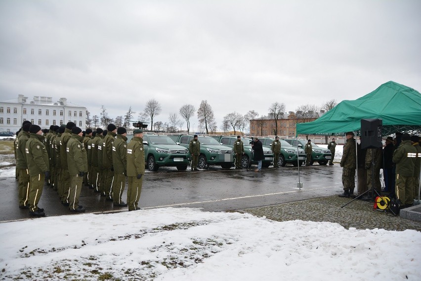 Samochodem bazowym nowo zakupionych PJN-ów jest Toyota...