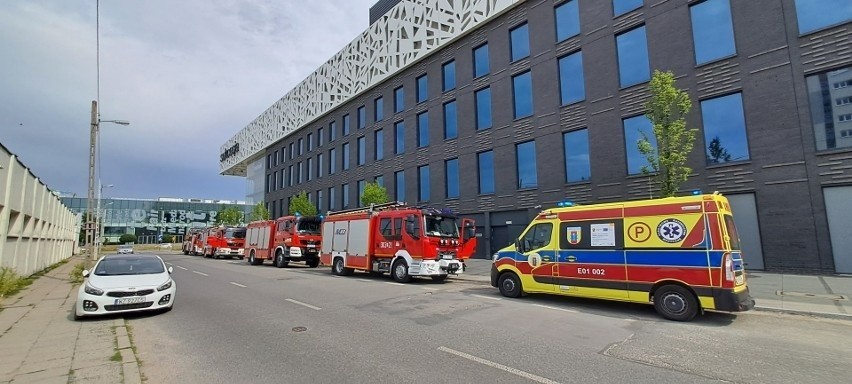 Mężczyzna porażony prądem na terenie klubu fitness w centrum Łodzi. Poparzony 25-latek trafił do szpitala ZDJĘCIA