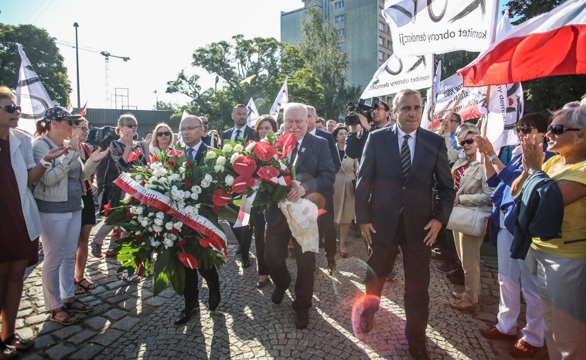 L. Wałęsa po złożeniu kwiatów pod stocznią: Nie o taką demokrację walczyłem [WIDEO, ZDJĘCIA]