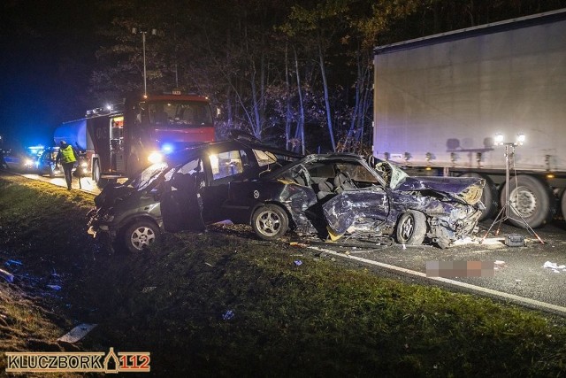 Wypadek w Ciarce. 25-letni kierowca opla zginął na drodze krajowej nr 11, bo chciał uniknąć zderzenia z wyprzedzającym "na trzeciego"? Policja poszukuje świadków wypadku.