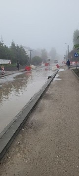 Ulica Chojnicka w Poznaniu zalana. "Efekt opadów nocnych i niekończącego się remontu"