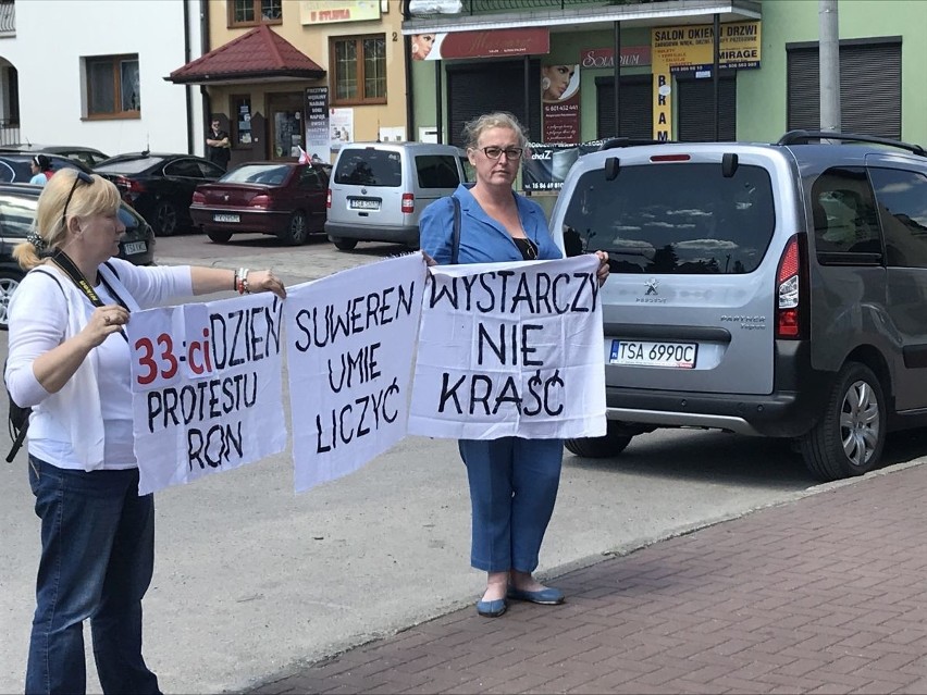 Marszałek Sejmu Marek Kuchciński w Koprzywnicy. Był uliczny protest 