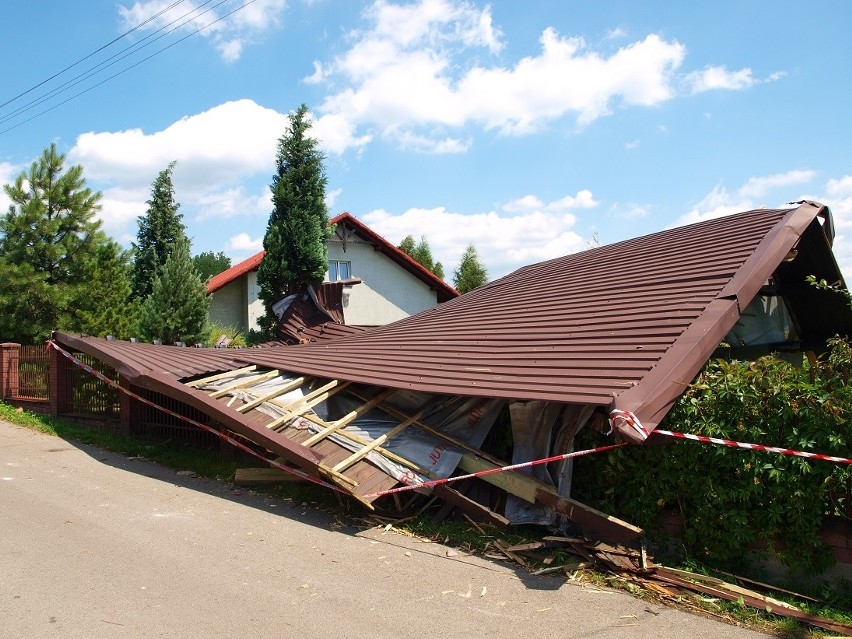 Dach domu z Trzebini leży na podwórku