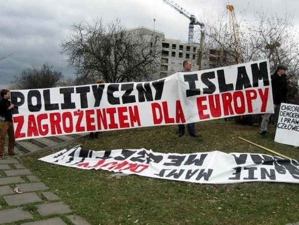 Warszawa. Protest przeciwników budowy meczetu. "Polityczny Islam zagrożeniem dla Europy" (zdjęcia)  