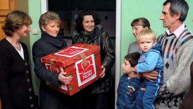 W czwartek po południu Małgorzata Wandrowska (druga od lewej) i Bożena Czeszyk-Maculak (trzecia od lewej) przyniosły prezydenckie prezenty dla rodziny Lechowiczów.