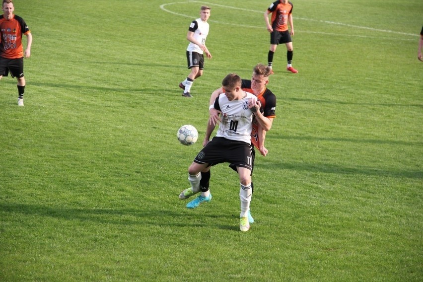 Gra piłkarska 3. liga. Wygrana ŁKS Probudex Łagów w meczu na szczycie, zwycięstwo KSZO 1929 Ostrowiec, remis Czarnych Połaniec