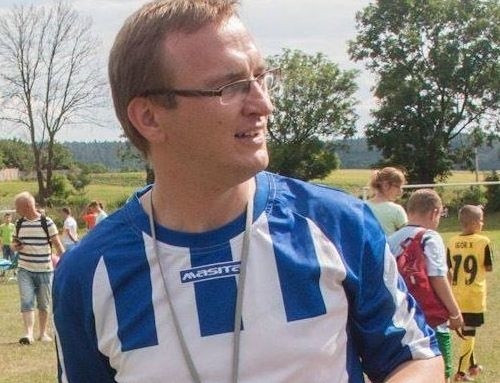 Paweł Bochniak nie tylko gra w Strzelcu Chroberz, ale jest też jego prezesem i kierownikiem drużyny.