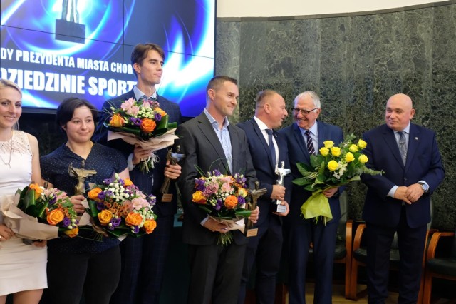 Prezydent Chorzowa Andrzej Kotala wręczył nagrody w dziedzinie sportuZobacz kolejne zdjęcia. Przesuwaj zdjęcia w prawo - naciśnij strzałkę lub przycisk NASTĘPNE