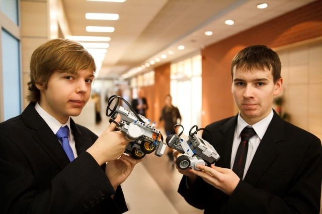 Takimi robotami uczniowie III LO Jakub Czarniecki (z lewej) i Michał Goworko powalczą w Wiedniu z konkurencją z całej Europy. Obaj myślą o studiowaniu na politechnice, dlatego już teraz chodzą na zajęcia koła .NET.