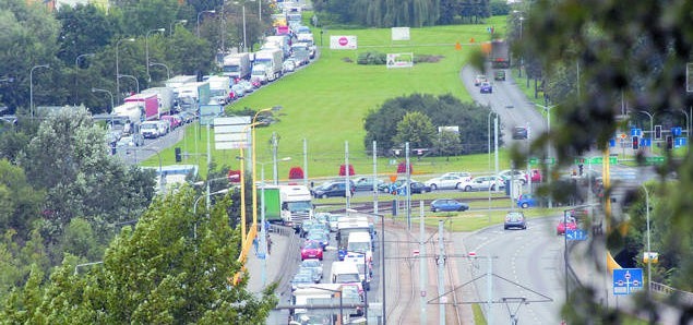 Według drogowców oznakowanie, które przyczynia się do ogromnych korków na Wyszyńskiego jest zgodne z przepisami. Szkoda tylko, że nie z logiką...