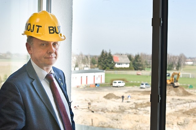 - To inwestycja na trzy lata - zaznacza wójt Dariusz Wądołowski. - Trochę poczekamy aż przecięte zostaną wstęgi, ale to duży projekt, hala z nowoczesnymi rozwiązaniami. W 2020 roku  na pewno zapełni się mieszkańcami gminy.