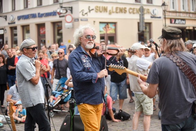 Festiwal Harmonica Bridge rozpoczął się dziś w Toruniu. Międzynarodowa impreza odbywa się w naszym mieście już po raz 18. Festiwal harmonijki ustnej skierowany jest do miłośników różnych gatunków muzycznych, w tym bluesa, muzyki folkowej, jazzowej i poważnej. Rozpoczął go  pod pomnikiem Kopernika koncert Jana Błędowskiego wraz z grupą międzynarodowych muzyków. Impreza potrwa do niedzieli. Zobacz też:Skyway 2018. Co, gdzie i kiedy?NowosciTorun