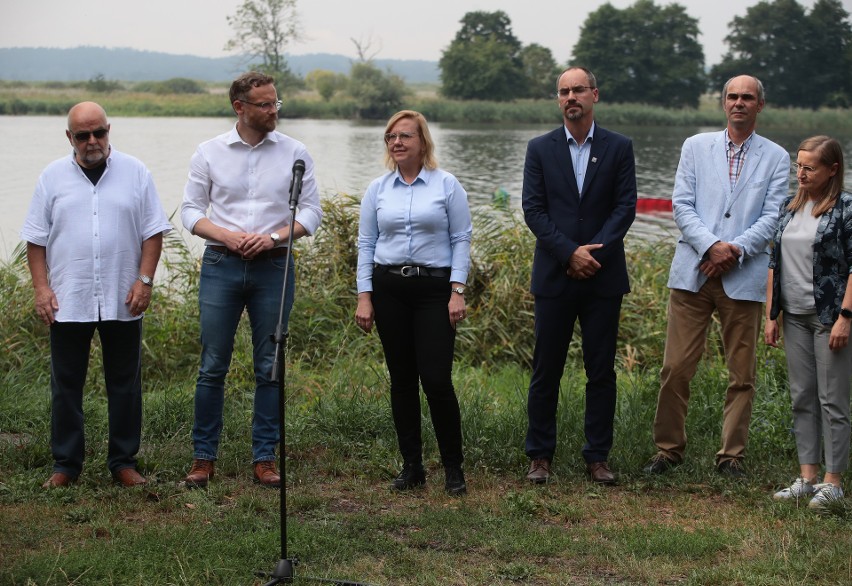 Minister Moskwa z wizytą w powiecie gryfińskim. "Podstawowym celem jest oczyszczenie rzeki i odtworzenie populacji ryb"