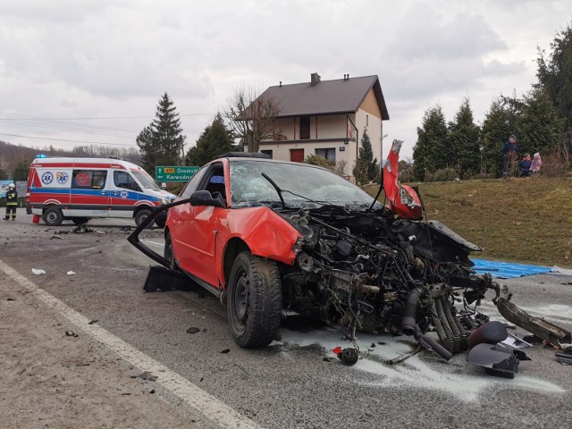 Do wypadku doszło w Zabłędzy na DW 977 między Tarnowem a Tuchowem. Zderzyły sie czołowo dwa samochody marki Audi