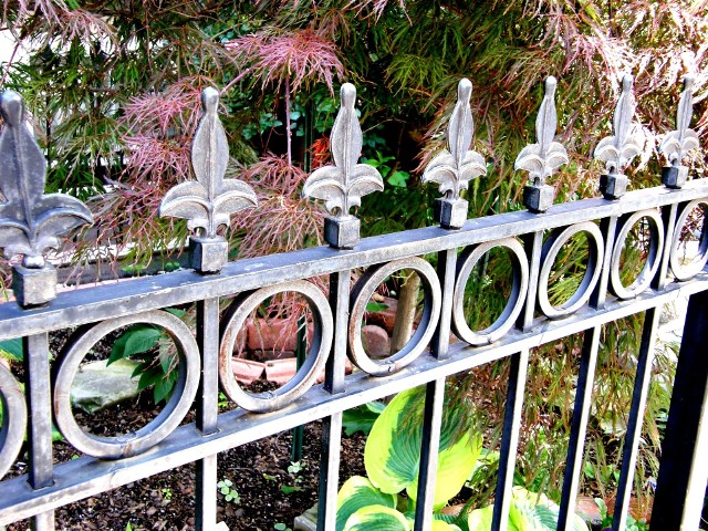Ogrodzenie z kutej staliRzemieślnicy metaloplastycy oferują bogatą ofertę wzorów ogrodzeń kutych.