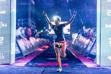 Abbott Night Run 2022. 419 biegaczy ukończyło nocny bieg w Gdyni na dystansie 5 km. Najszybszy ​Adrian Bednarek ZDJĘCIA