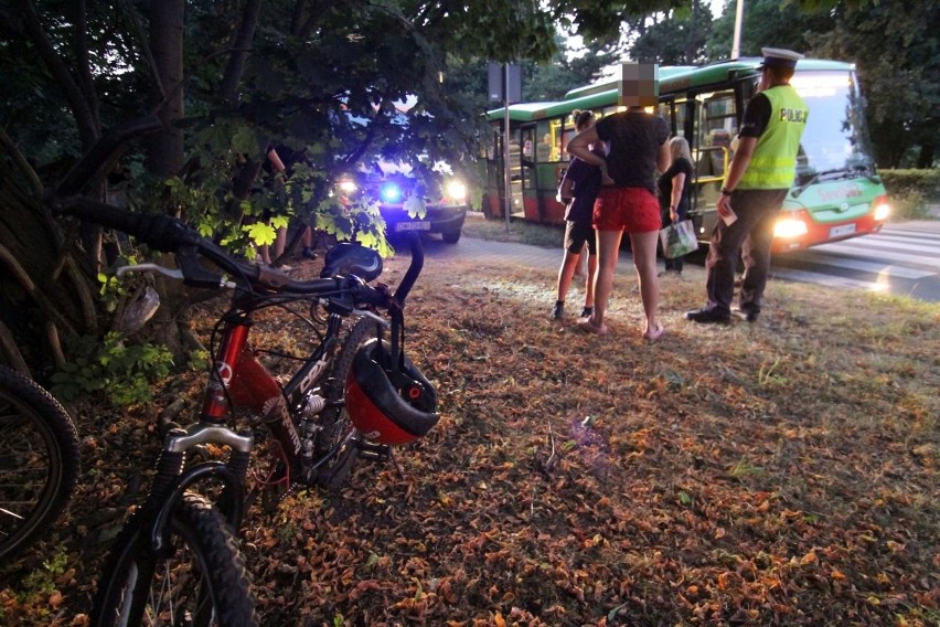 Autobus gwałtownie zahamował przed dzieckiem na rowerze. Pasażerka w szpitalu (ZDJĘCIA)