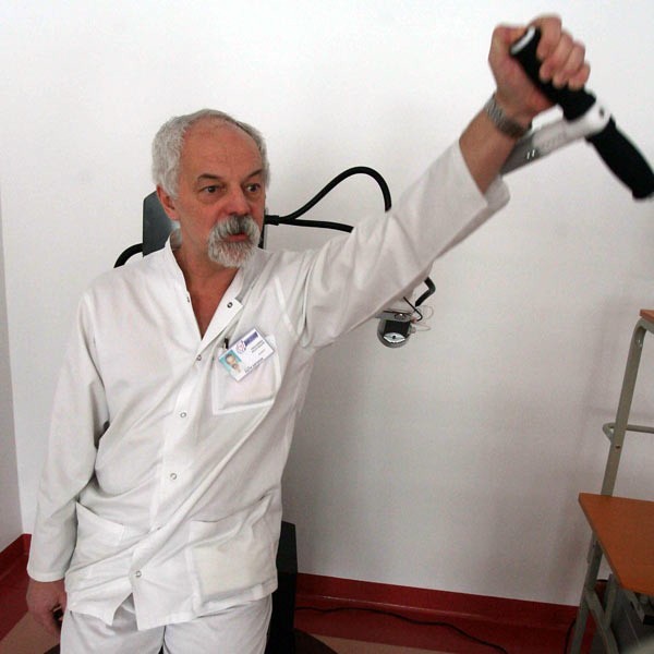 - Dzięki ćwiczeniom na tym urządzeniu pacjentom odzyskać sprawność w chorej ręce - tłumaczy lek. Piotr Szpunar.