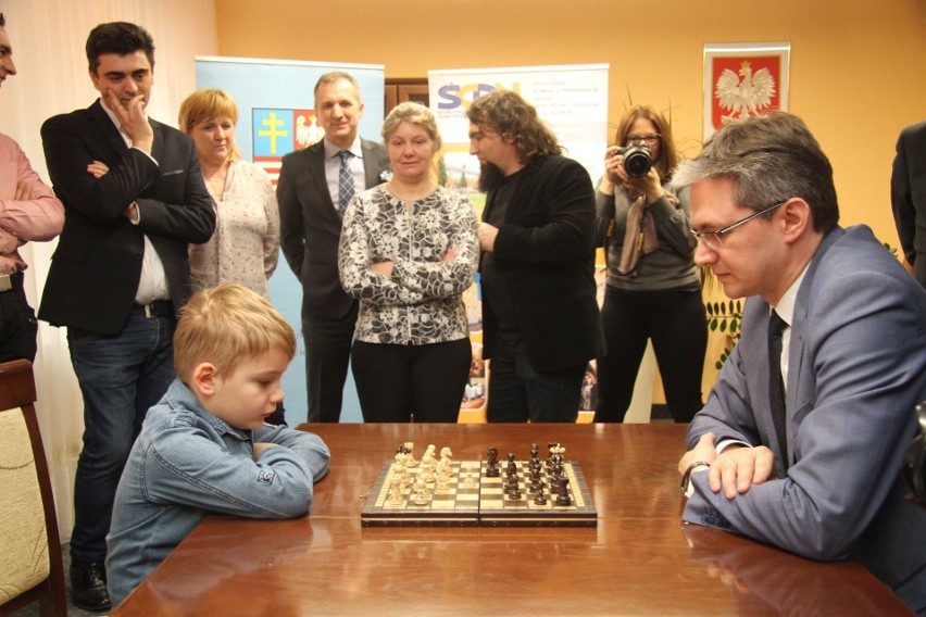Marszałek Jarubas przegrał w szachy z siedmioletnim Tymkiem z Kłucka w gminie Radoszyce