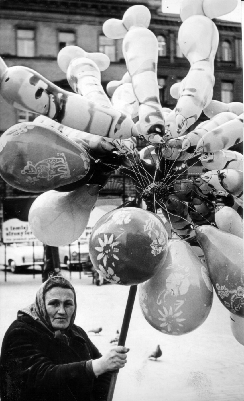 1975 rok, plac Solny, punkt sprzedaży balonów