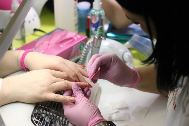 W salonie kosmetycznym na Retkini henna z depilacją przed pandemią kosztowała 35 zł. W maju już 50, a w czerwcu ma kosztować 60 zł. Wyższe ceny uzasadniane pandemia są prawie w każdym gabinecie.WIĘCEJ O CENACH NA KOLEJNYM SLAJDZIE
