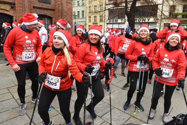 Burza po odwołaniu Półmaratonu Świętych Mikołajów w Toruniu. Zamiast zwrotu wpisowego organizator wszystkie wpłaty przeniósł na wpisowe na bieg wirtualny. Wcześniej miał obiecywać wybór dwóch opcji, a nie wszyscy mają ochotę brać udział w wirtualnej rywalizacji. Po interwencji władz miasta organizator imprezy tłumaczy, że to tylko nieporozumienie.  Szczegóły >>> Na następnych zdjęciach kolejne informacje. Aby przejść do galerii, przesuń zdjęcie gestem lub naciśnij strzałkę w prawo.