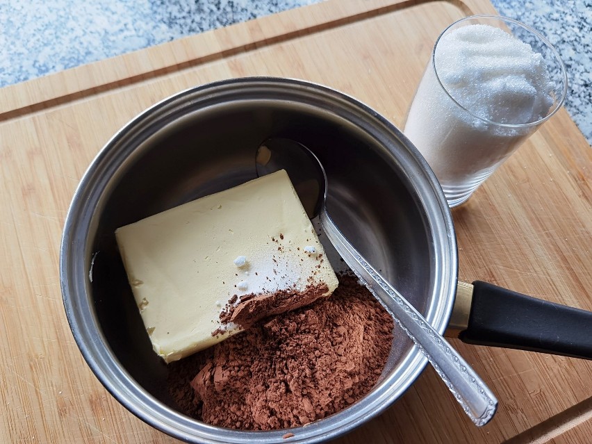W garnuszku rozpuść masło lub margarynę z kakao, cukrem,...
