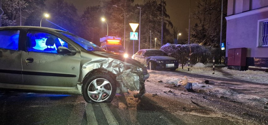 Pijany kierowca uderzył w zaparkowany samochód na ulicy Moniuszki w Koszalinie [ZDJĘCIA]