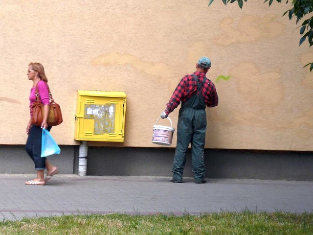 Zamalowywanie wulgarnych rysunków na ścianie bloku przy ulicy Okulickiego.