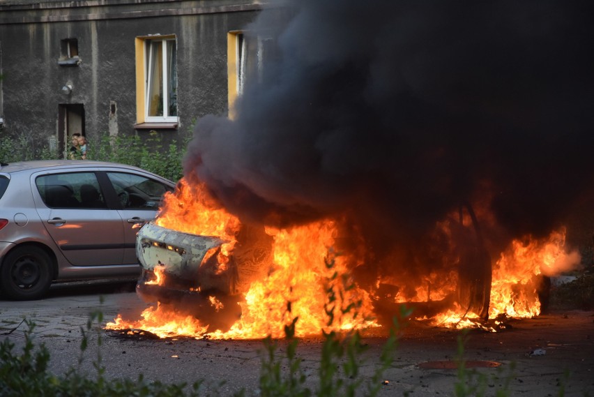 Pożar w Rybniku. Spłonął samochód przy ulicy Kadetów....