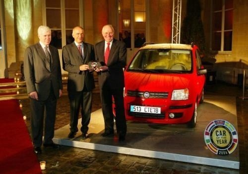 Fot. Fiat: Tak to wygląda &#8211; niewielka statuetka w rękach uszczęśliwionego przedstawiciela producenta. Na zdjęciu Fiat Panda &#8211; Car of the Year 2004.