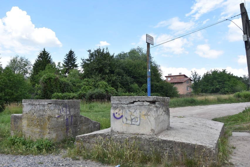 W rejonie źródełka na Rzędzinie dwa napisy informują o tym,...