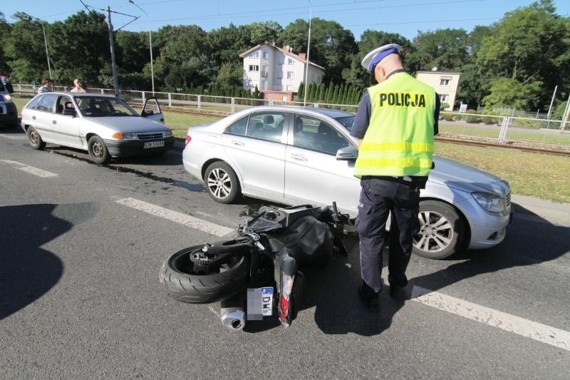 Wrocław: Wypadek na Lotniczej. Zderzyły się trzy auta i motocykl (ZDJĘCIA)