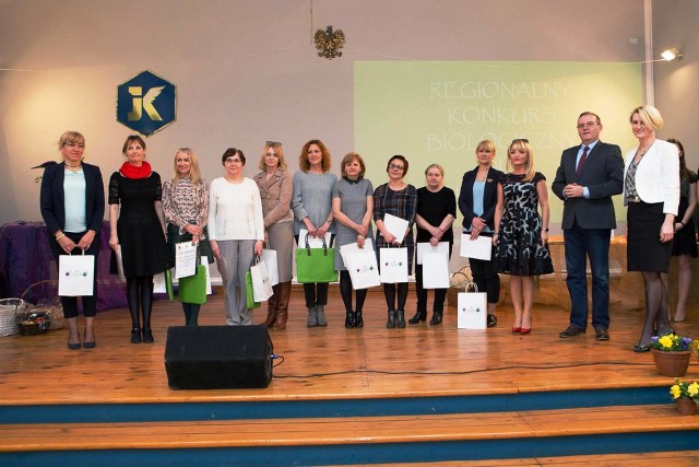 W I Liceum Ogólnokształcącym  im. Jana Kasprowicza w Inowrocławiu odbył się jubileuszowy, XV Regionalny Konkurs Biologiczny dla Gimnazjalistów. W jubileuszowej edycji, pod patronatem Marszałka Województwa Kujawsko-Pomorskiego Piotra Całbeckiego, wzięło udział 76 uczniów reprezentujących 19 kujawskich szkół: Gimnazja nr 1, nr 2, nr 3 i nr 4 w Inowrocławiu, Zespół Szkół Integracyjnych w Inowrocławiu, Zespół Szkół Katolickich w Inowrocławiu, Gimnazjum w Gniewkowie, Gimnazja nr 1 i 2 w Kruszwicy, Gimnazjum w Skulsku, Gimnazjum w Bachorcach, Gimnazjum w Janikowie, Gimnazjum w Złotnikach Kujawskich, Gimnazjum w Strzelnie, Gimnazjum w Piechcinie, Gimnazjum w Tucznie, Gimnazjum w Pakości, Zespół Szkół w Dąbrowie Biskupiej oraz Gimnazjum Dwujęzyczne w Inowrocławiu. Pierwsze miejsce zajęła Weronika Leśniewska z Gimnazjum w Janikowie (uczennica Katarzyny Czerwińskiej). Na drugim miejscu uplasowali się: Mikołaj Pawelski z Gimnazjum w Gniewkowie (uczeń Ewy Panert-Strzelczyk) i Liliana Jęziorska z Gimnazjum w Janikowie (uczennica  Katarzyny Czerwińskiej), zaś na trzecim: Aleksandra Baran z Gimnazjum Dwujęzycznego w Inowrocławiu (uczennicy Anny Pędzich-Kuszel), Agnieszka Hulisz z Zespołu Szkół Integracyjnych w Inowrocławiu (uczennicy Ewy Korpusińskiej-Prusak) i Urszulai Ordon z Gimnazjum nr 2 w Inowrocławiu (uczennicy Janiny Greń). Ponadto 12 uczniów uzyskało tytuł finalisty konkursu. Pierwszy konkurs odbył się w „Kasprowiczu” w 2002 r. i odtąd corocznie cieszy się dużym zainteresowaniem gimnazjalistów. Pomysłodawczyni i organizatorka imprezy, mgr Anna Pędzich-Kuszel, wspierana od 2011 r. przez mgr Joannę Konopkę-Rydz, podkreśla znaczenie konkursu dla popularyzacji biologii, nauk przyrodniczych i medycznych. Większość laureatów podczas nauki w liceum sięga po laury olimpiad biologicznej i wiedzy ekologicznej, a potem podejmuje studia związane z medycyną i naukami przyrodniczymi. Laureaci tacy jak Beata Jankowska (Oczkowska) - laureatka konkursu z 2002 r., dziś lekarz internista inowrocławskiego szpitala, Wojciech Gierlikowski - laureat z 2005 r., lekarz medycyny Szpitala Klinicznego w Warszawie oraz Marcin Jelonek - laureat z 2003 r., farmaceuta i wykładowca farmakologii w ubiegłym roku byli prelegentami kasprowiczowskich wykładów z cyklu „Bliżej medycyny”.Podczas gali wręczono nagrody i dyplomy laureatom i finalistom. Podziękowania i upominki otrzymali także nauczyciele - opiekunowie uczniów, niektórzy uczestniczący w konkursie ze swoimi podopiecznymi od pierwszej edycji. Wydarzenie uświetniły występy artystyczne, przemowy gości oraz okolicznościowy tort. Obecni byli przedstawiciele władz: wicestarosta inowrocławski Mirosława Kucol, naczelnik Wydziału Edukacji, Kultury, Sportu i Zdrowia Robert Gołdecki, radna Sejmiku Województwa Kujawsko-Pomorskiego Elżbieta Piniewska, dyrektor I LO Rafał Łaszkiewicz i wicedyrektor Krzysztof Śledziński oraz przedstawiciele sponsorów: kierownik sprzedaży krajowej drukarni Pozkal Waldemar Buszkiewicz i właściciel drukarni Legro w Sławęcinku Jacek Trzciński. Oprawę konkursu i atrakcyjne nagrody ufundowali następujący sponsorzy: Marszałek Województwa Kujawsko-Pomorskiego, Sejmik Województwa Kujawsko-Pomorskiego, Starostwo Powiatowe w Inowrocławiu, Drukarnia Pozkal w Inowrocławiu, Drukarnia Legro w Sławęcinku, Piekarnia i Ciastkarnia Jóźwiakowie w Inowrocławiu, Gospodarstwo Ogrodnicze K. P. Ignaczak oraz Rada Rodziców przy I LO w Inowrocławiu.