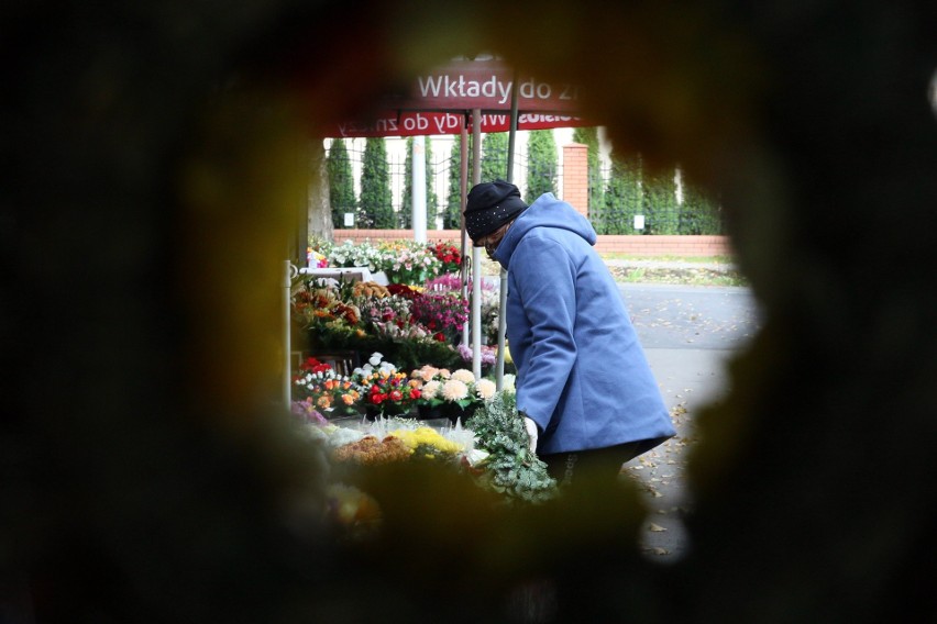Kościoły i cmentarze w czerwonej strefie w Lublinie. Maseczki, dyspensa i obawy. Zobacz zdjęcia
