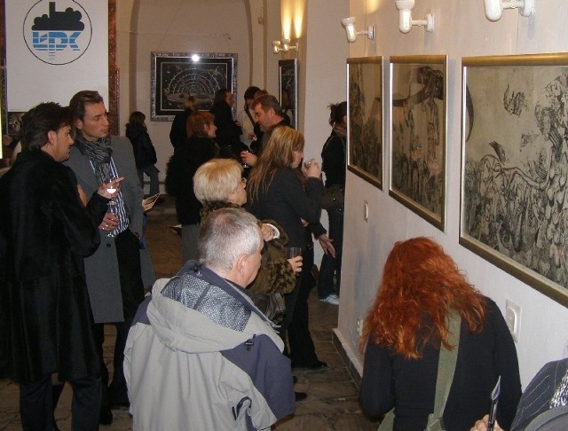 Na otwarciu ekspozycji gościły tłumy młodych ludzi, głównie studentów obu artystów.