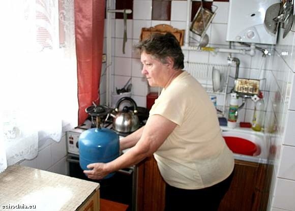 Pani Helena, jedna z lokatorek bloku przy Struga 76 musi wszystko gotować na butli z gazem. - Nawet wodę do kąpieli - mówi.