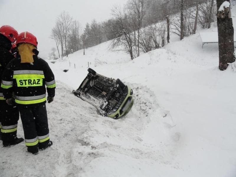 Nowa Wieś. Samochód wpadł do rowu. Policja szuka osób, które widziały to zdarzenie 