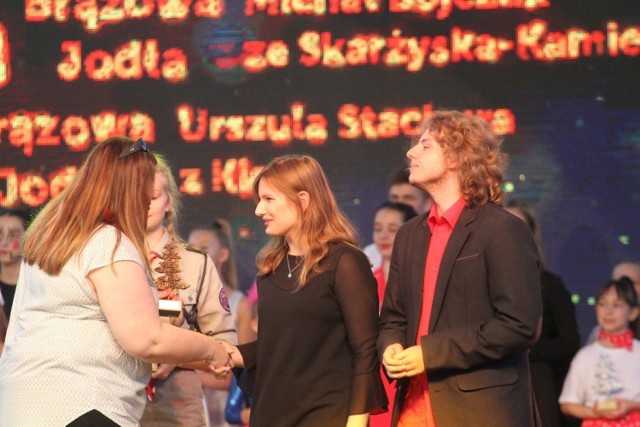 Michał Bojczuk podczas finału 45. Festiwalu Harcerskiego. Obok Urszula Stachura, która także zdobyła Brązową Jodłę.